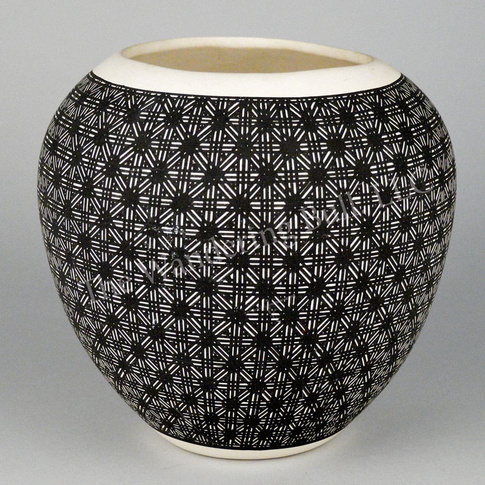 Pottery Jar – Black & White Acoma